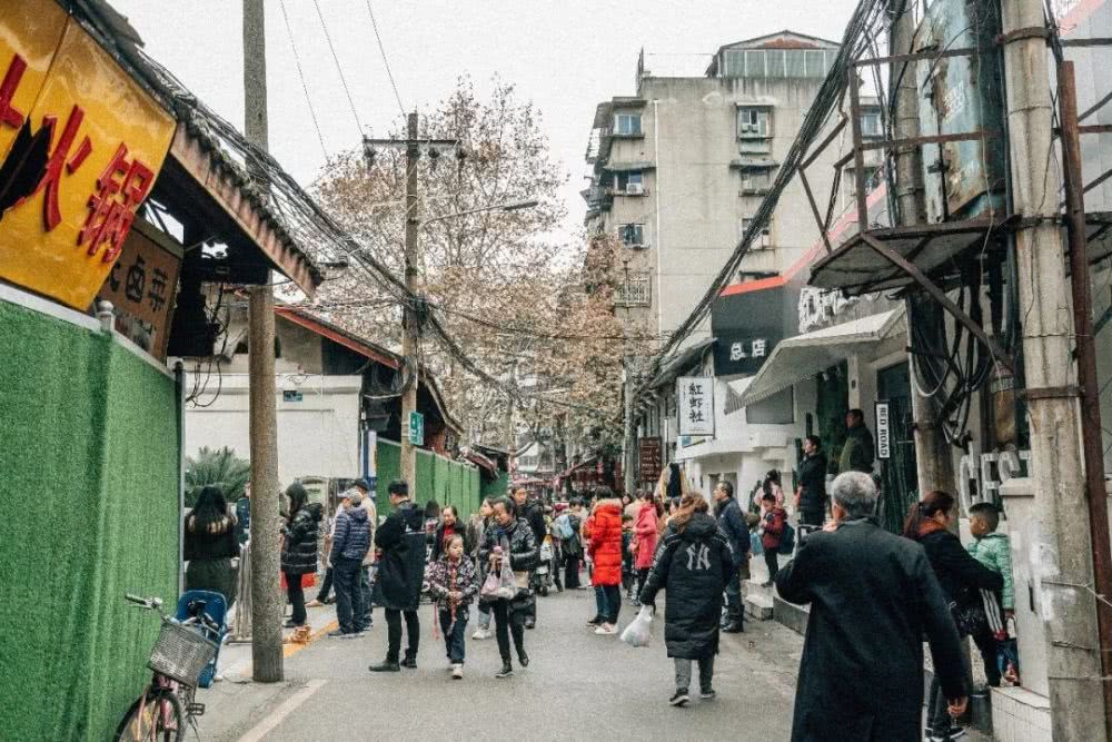 探秘城市繁华中的神秘小巷，全新遛娃好去处特色小店